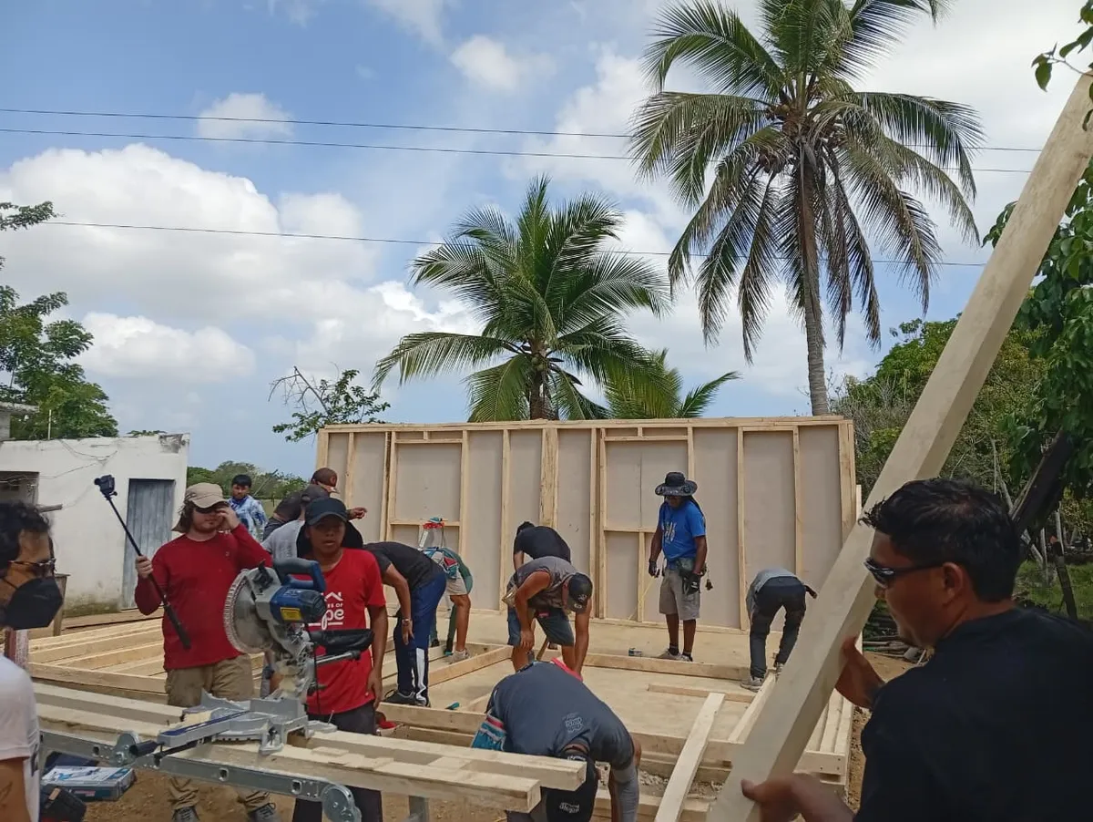 Equipe construindo